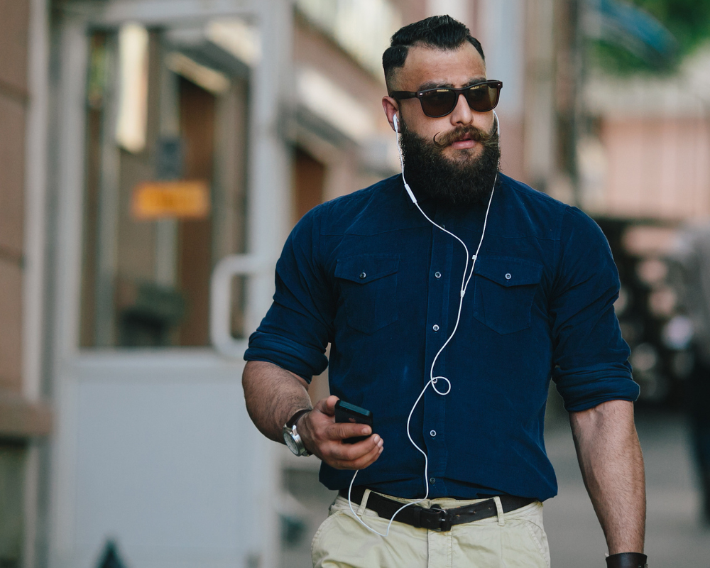 Más que un accesorio: Cómo el cuero y el acero definen tu lenguaje no verbal.
