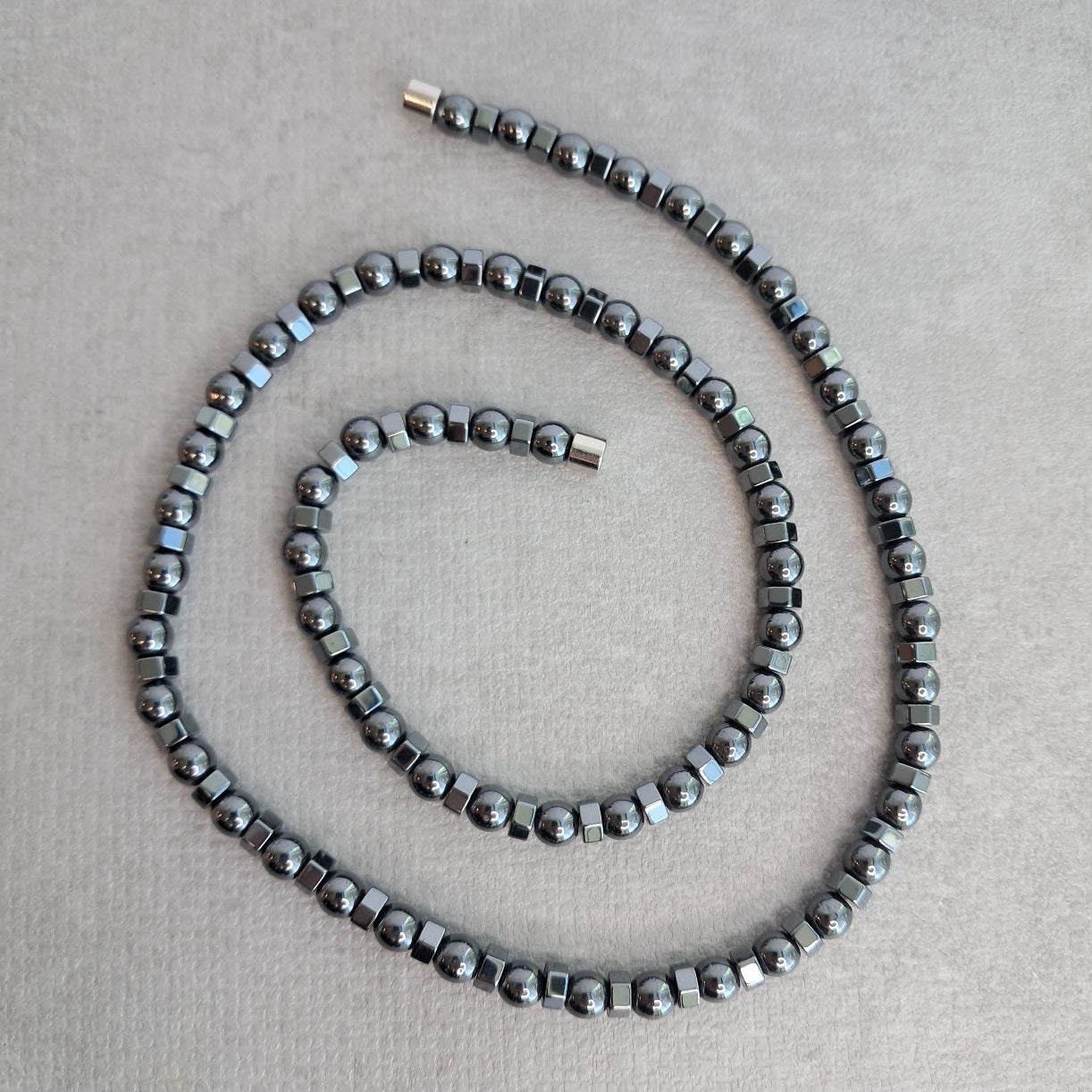 Collar hematita cuadrada y circular