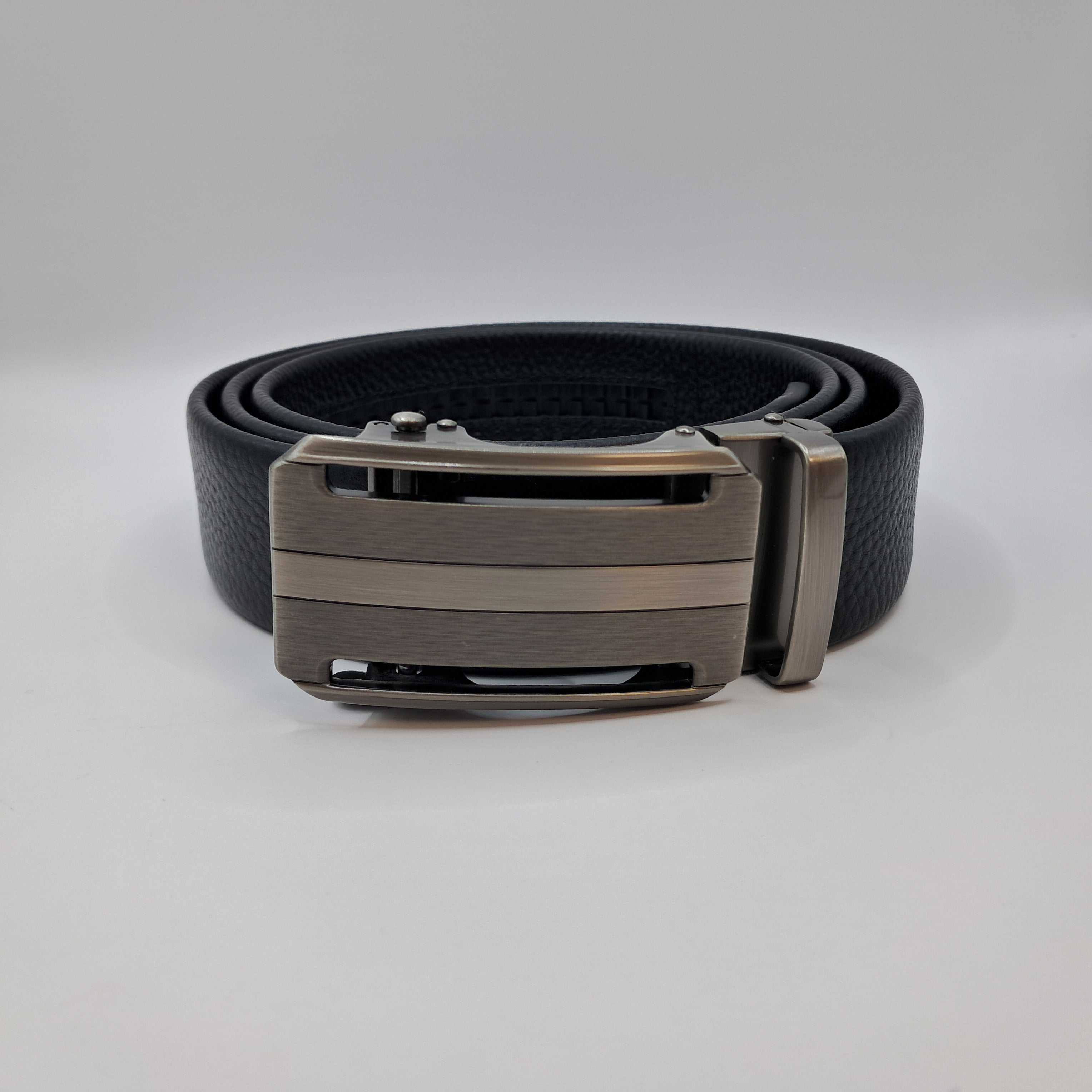 Cinturón de cuero genuino casual, sistema de ajuste automático. Hebilla silver