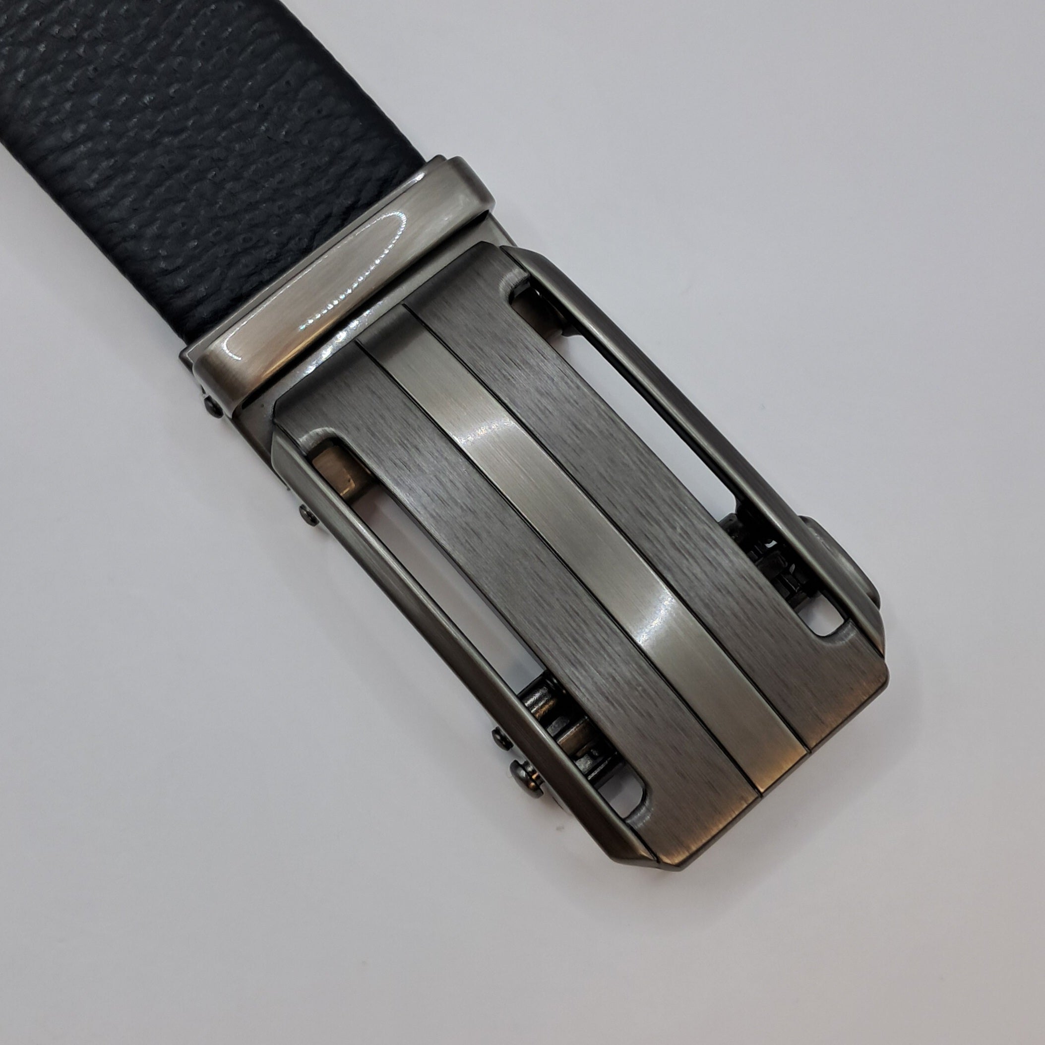 Cinturón de cuero genuino casual, sistema de ajuste automático. Hebilla silver