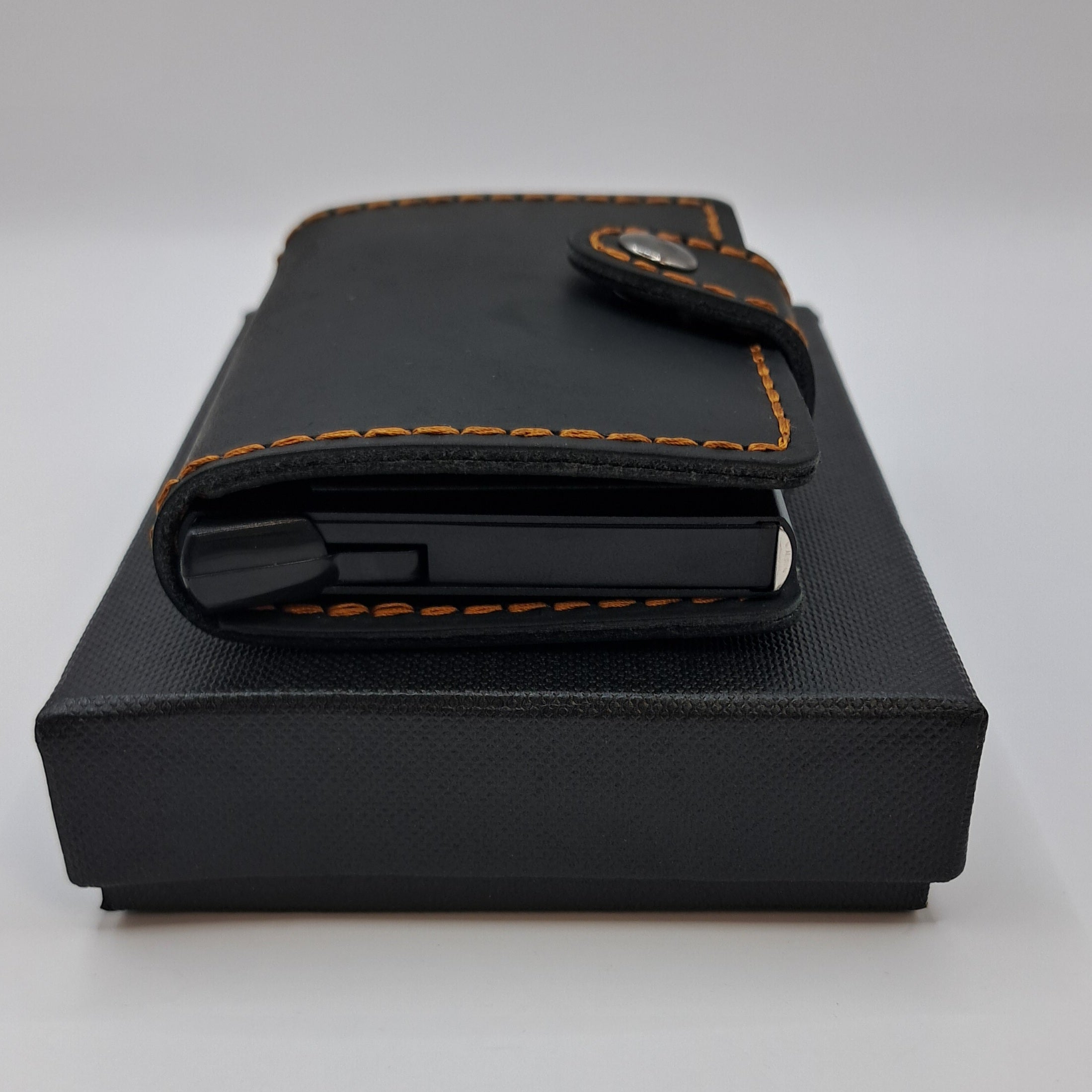 Billetera de cuero genuino, estilo tarjetero de doble hoja con broche.
