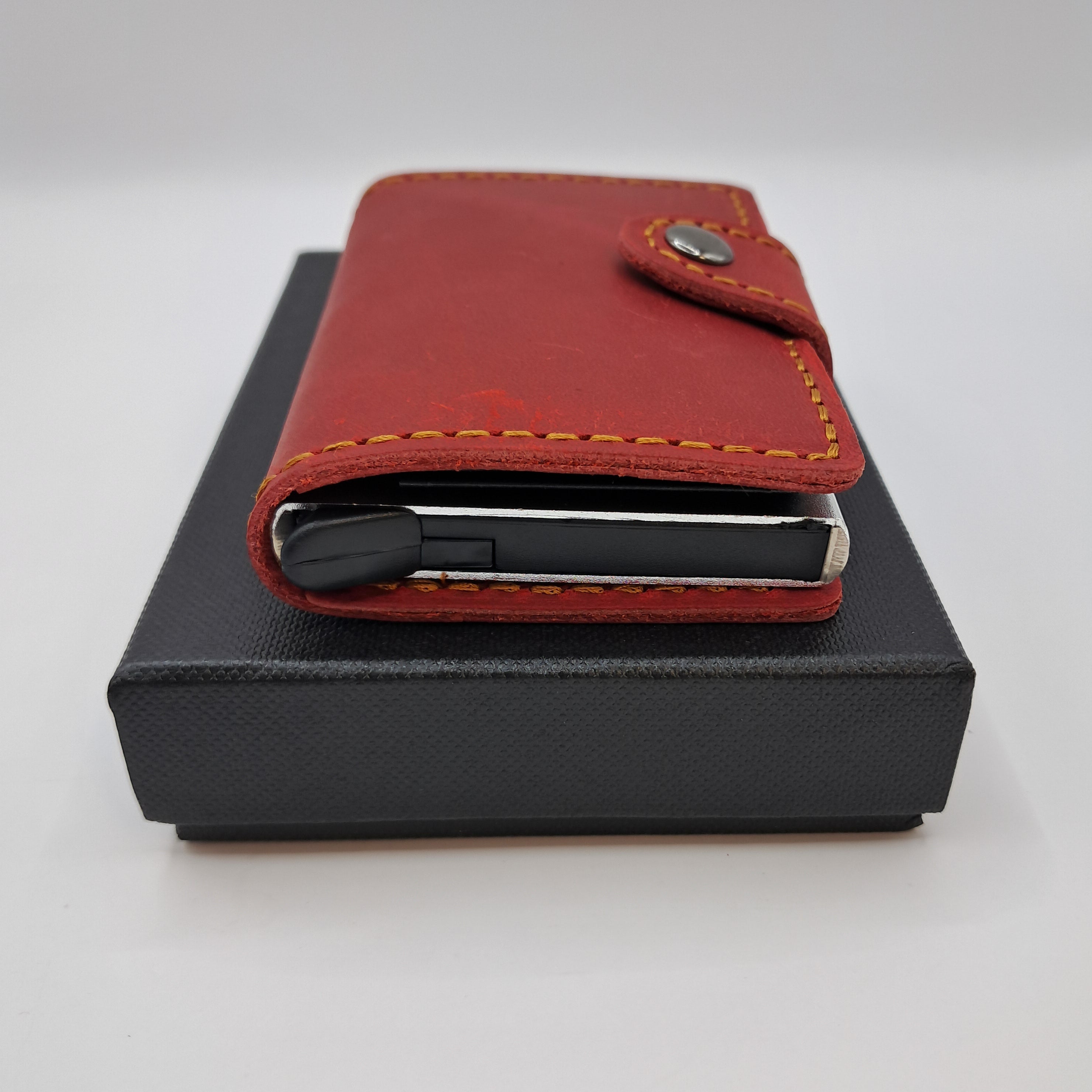 Billetera de cuero genuino, estilo tarjetero de doble hoja con broche.